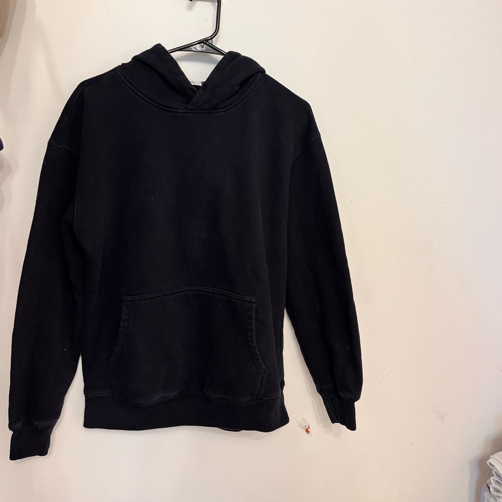 Fitted black hooded sweatshirt